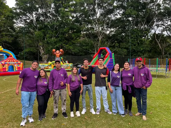 Integrantes da equipe Festa Top de camiseta roxa em um evento