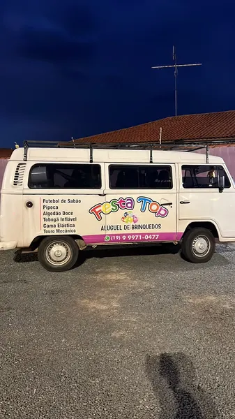 Veículo da Festa Top carregado com brinquedos para uma entrega